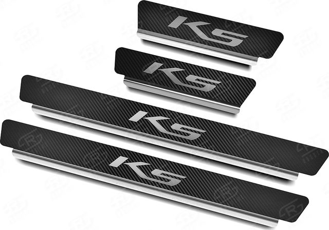 Накладки RusStal на пороги (лист нерж. карбон с надписью) для Kia K5 2020-2026. Артикул KIAK520-06
