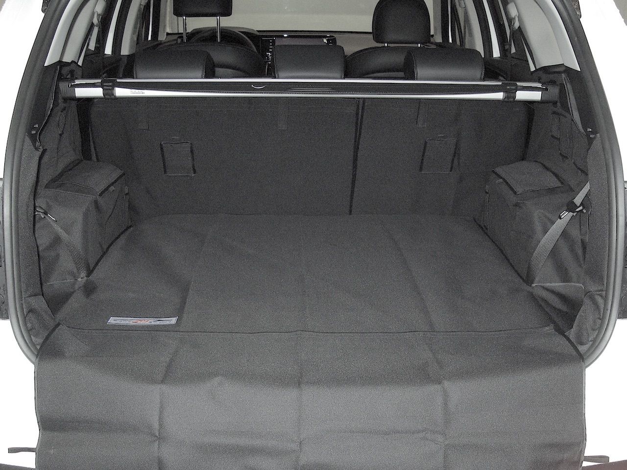 Защитный чехол AUTOSMSTUDIO "Maxi" в багажник автомобиля для Kia Sorento IV (7 мест) 2020-2026, черный. Артикул TP-KSR-IV7-MAXI-BL