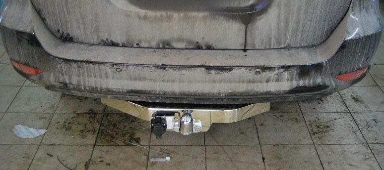 Тюнинговый фаркоп Bosal с металлической накладкой для Toyota Fortuner II 2015-2026. Фланцевое крепление. Артикул 3019-FL