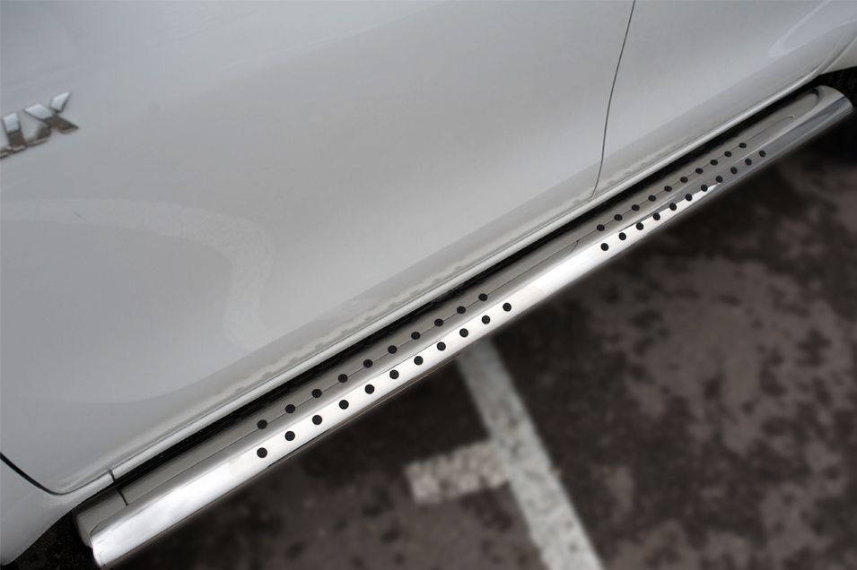 Защита порогов RusStal труба d120х60 овал с проступью для Toyota Hilux VIII 2015-2020. Артикул THO-002152