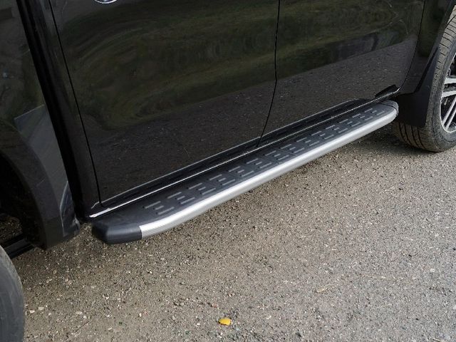 Пороги алюминиевые ТСС с пластиковой накладкой 1920 мм для Dongfeng DF6 2.3D Luxury 2022-2026 Карбон серебро. Артикул DONGFDF622-28SL