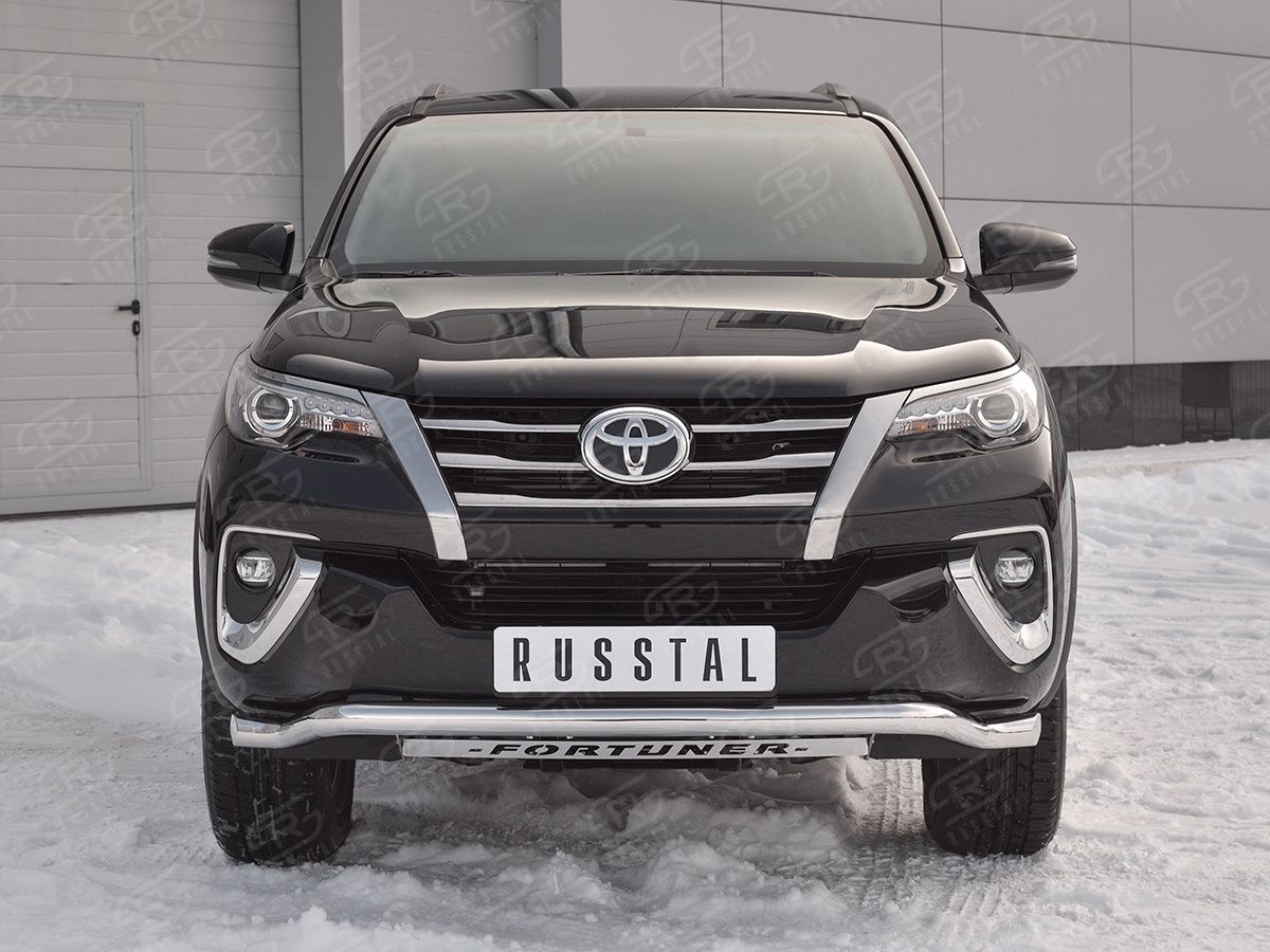 Защита RusStal переднего бампера d63 волна с надписью для Toyota Fortuner II (для России) 2017-2020. Артикул TFZ-002878