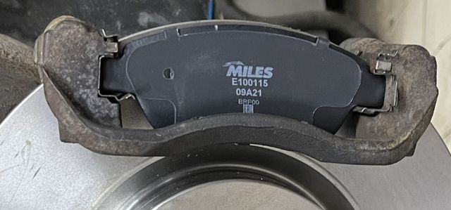 Тормозные колодки Miles (Semi-Metallic) передние для Citroen C3 I 2002-2010. Артикул E100115