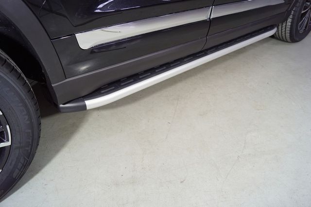 Пороги алюминиевые ТСС с пластиковой накладкой 1820 мм для Chery Tiggo 8 Pro 2021-2026. Артикул CHERTIG8P21-25AL