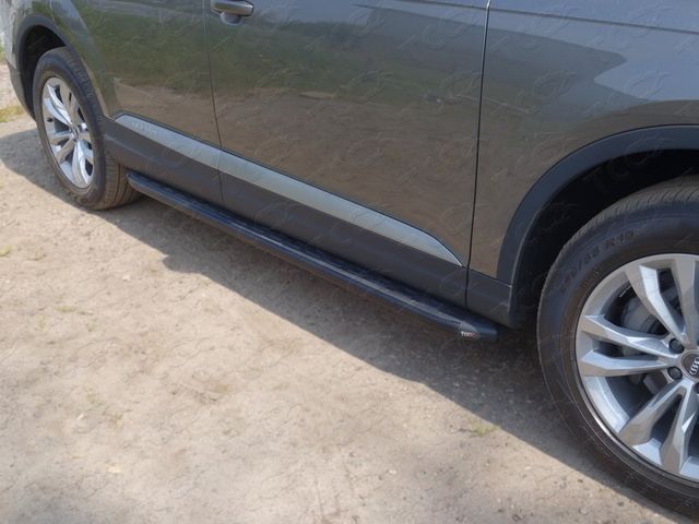 Пороги алюминиевые ТСС с пластиковой накладкой 2020 мм для Audi Q7 II 2015-2026 Карбон черные. Артикул AUDIQ715-01BL