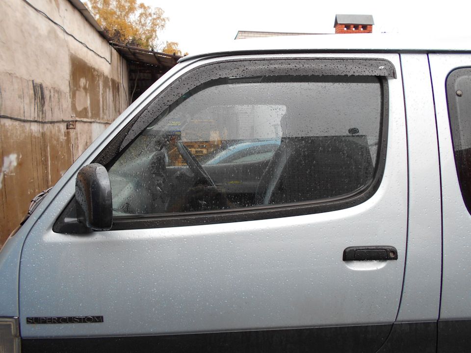 Дефлекторы Cobra Tuning для окон Toyota Hiace Н100 1989-2004. Артикул T24489