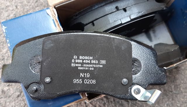 Тормозные колодки Bosch (Low-Metallic) передние для Kia Rio IV 2017-2024. Артикул 0 986 494 563