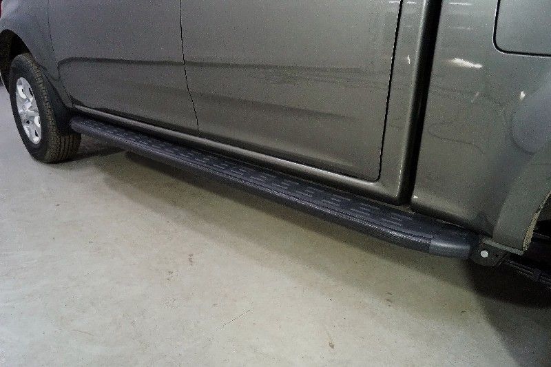 Пороги алюминиевые ТСС с пластиковой накладкой 2220 мм для Great Wall Wingle 7 4WD 2.0 TD 2020-2026 Карбон черные. Артикул GRWALWING720-16BL