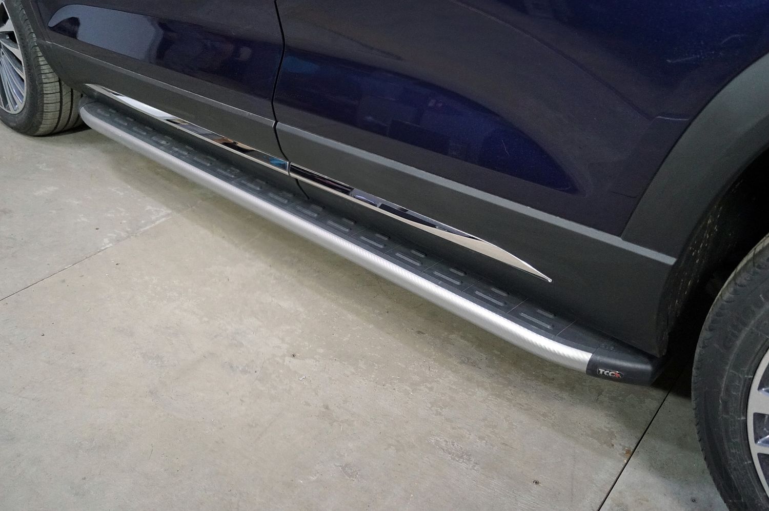 Пороги алюминиевые ТСС с пластиковой накладкой 1920 мм для Jetour X90 Plus 2WD 2023-2026 Карбон серебро. Артикул JETX90PL23-04SL