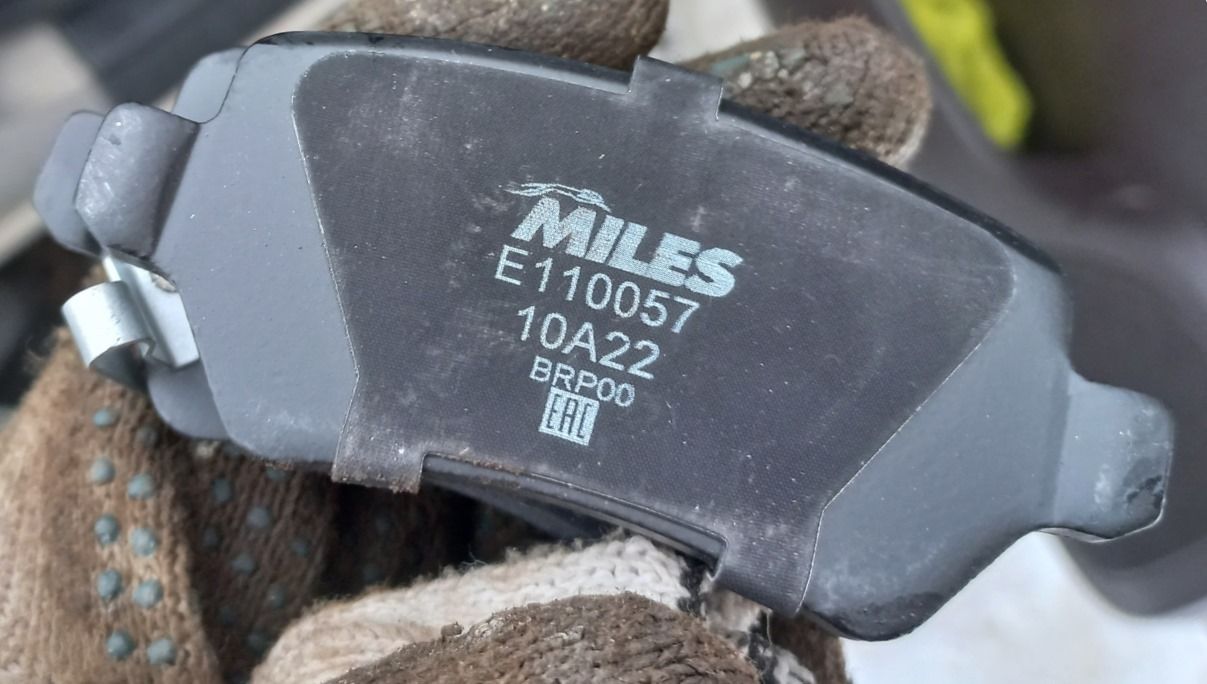 Тормозные колодки Miles (Semi-Metallic). Артикул E110057