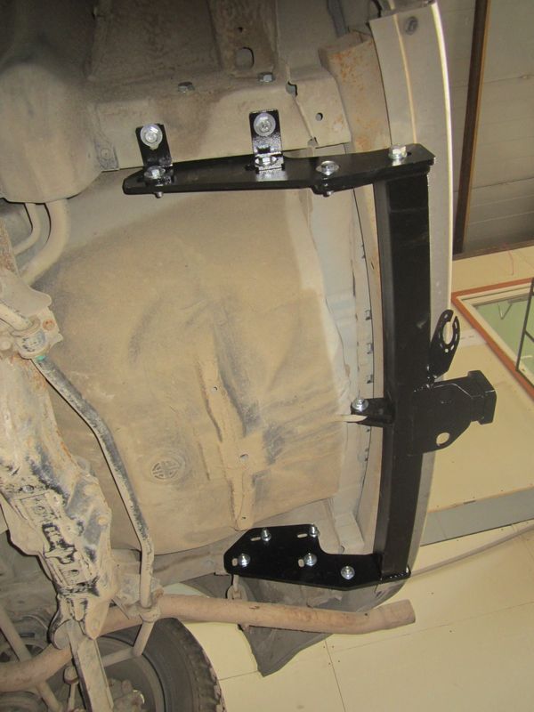 Фаркоп Bizon для Honda Element 2003-2011 с накладкой из нержавеющей стали. Быстросъемный крюк. Артикул FA 0951-E(N)