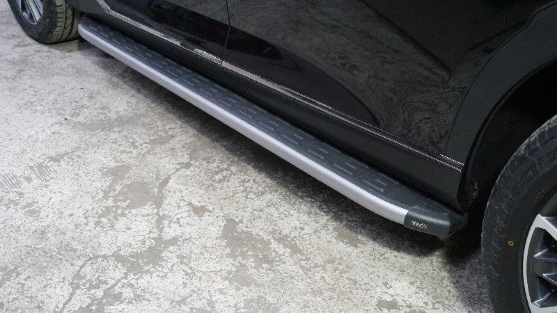 Пороги алюминиевые ТСС с пластиковой накладкой 1820 мм для GAC GS8 II 2023-2026 Карбон серебро. Артикул GACGS8II23-01SL