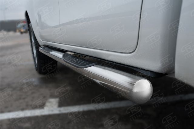 Защита порогов RusStal труба d76 с накладкой (вариант 3) для Toyota Hilux VIII Black Onyx 2020-2026. Артикул THBOT-0035153