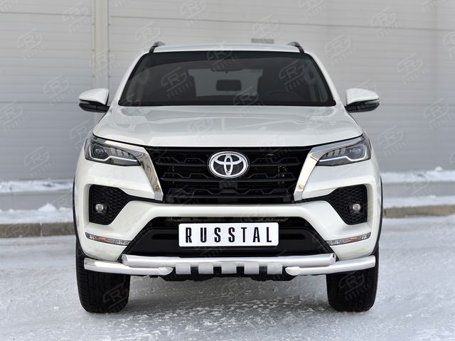 Защита RusStal переднего бампера d63 секции-d63 уголки и клыки для Toyota Fortuner II 2020-2026. Артикул TFRZ-003528