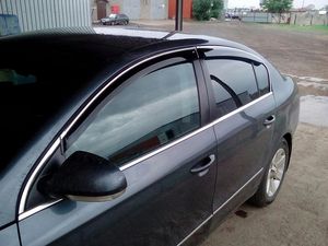 Дефлекторы Cobra Tuning с хромированным молдингом для окон Volkswagen Passat B6 седан 2005-2010. Артикул V21506CR