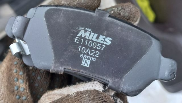 Тормозные колодки Miles (Semi-Metallic). Артикул E110057