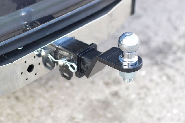 Фаркоп PT Group c накладкой из нержавейки для Toyota Fortuner 2016-2020 (до рестайлинга). Американский квадрат. Артикул TFR-16-991124.00 (09111501)