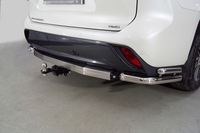Фаркоп ТСС оцинкованный под американский квадрат для Toyota Highlander VI 2019-2026 (нерж. шар) с накладкой с надписью Highlander. Артикул TCU00172N