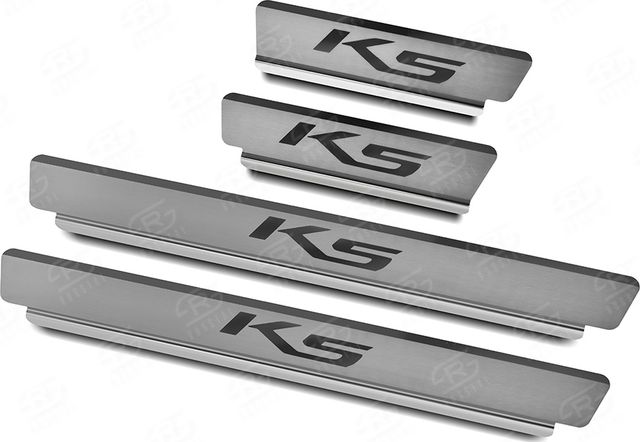 Накладки RusStal на пороги (лист нерж. шлифованный с надписью) для Kia K5 2020-2026. Артикул KIAK520-03