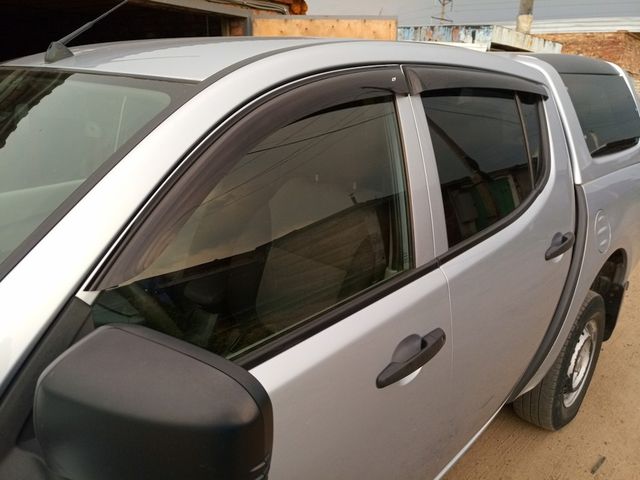 Дефлекторы Cobra Tuning для окон Mitsubishi L200 2006-2015. Артикул M40507