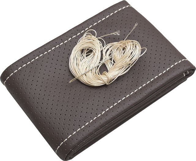 Оплётка на руль Rezkon прошивная (размер M, экокожа перф., цвет КОРИЧНЕВЫЙ/Бежевая нитка). Артикул 8001026015