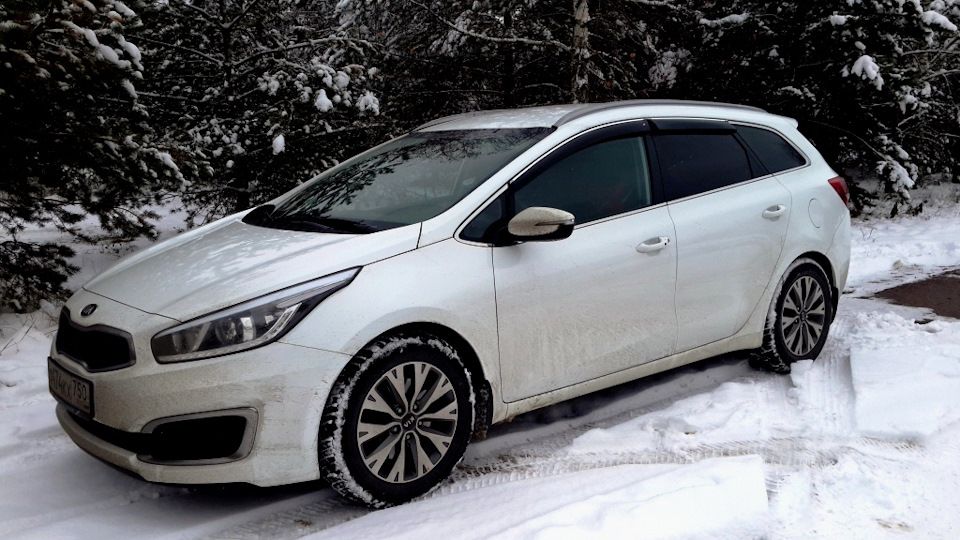 Дефлекторы Cobra Tuning для окон (c хром. молдингом) Kia Ceed II универсал 2012-2017. Артикул K13512CR