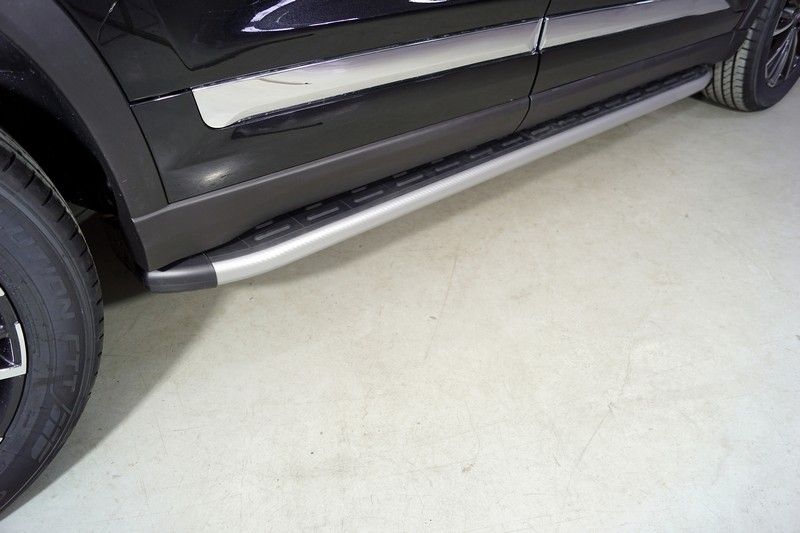 Пороги алюминиевые ТСС с пластиковой накладкой 1820 мм для Chery Tiggo 8 Pro 2021-2026 Карбон серебро. Артикул CHERTIG8P21-25SL