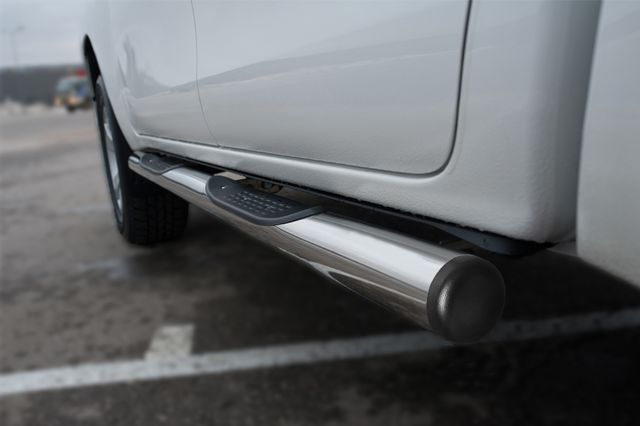 Защита порогов RusStal труба d76 с накладкой (вариант 2) для Toyota Hilux VIII 2015-2020. Артикул THT-0021512