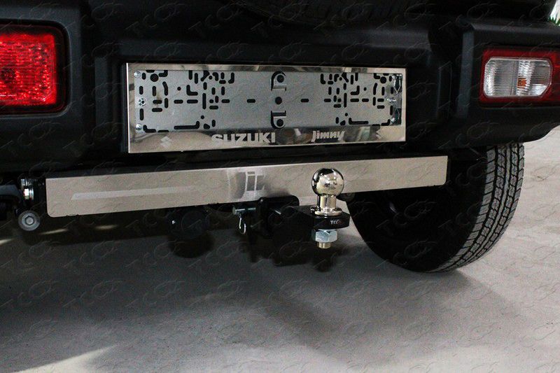 Фаркоп ТСС оцинкованный под американский квадрат для Suzuki Jimny IV 2018-2026 с накладкой из нержавеющей стали. Артикул TCU00144
