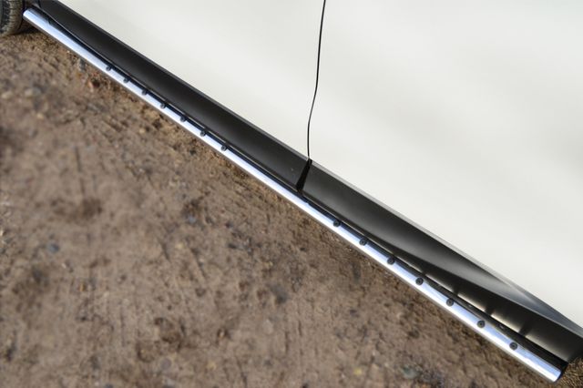 Защита порогов RusStal труба 75х42 овал с проступью для Subaru Forester IV 2013-2025. Артикул SUFO-001601