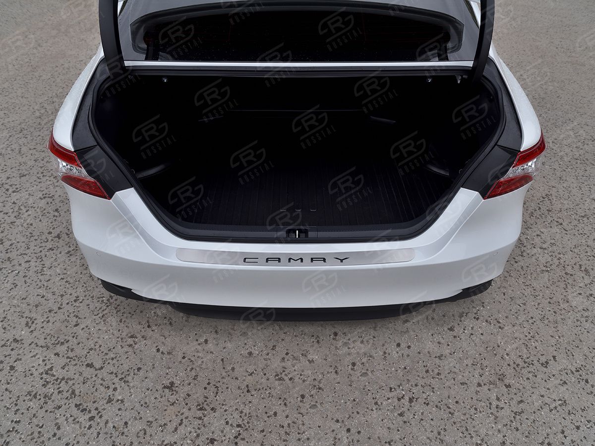 Накладка на задний бампер RusStal для Toyota Camry 70 (V70, XV70) XV70 2017-2026 (лист нерж. шлифованный с надписью). Артикул TCAMN-003471