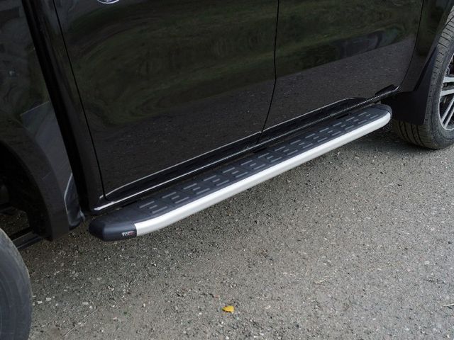 Пороги алюминиевые ТСС с пластиковой накладкой 1920 мм для Dongfeng DF6 2.3D Luxury 2022-2026. Артикул DONGFDF622-28AL