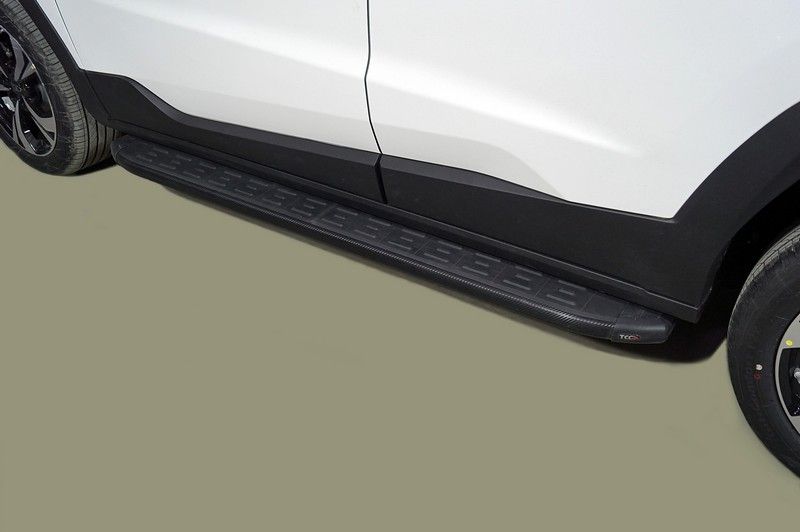 Пороги алюминиевые ТСС с пластиковой накладкой 1720 мм для Москвич 3 2022-2026 Карбон черные. Артикул MOSK322-08BL