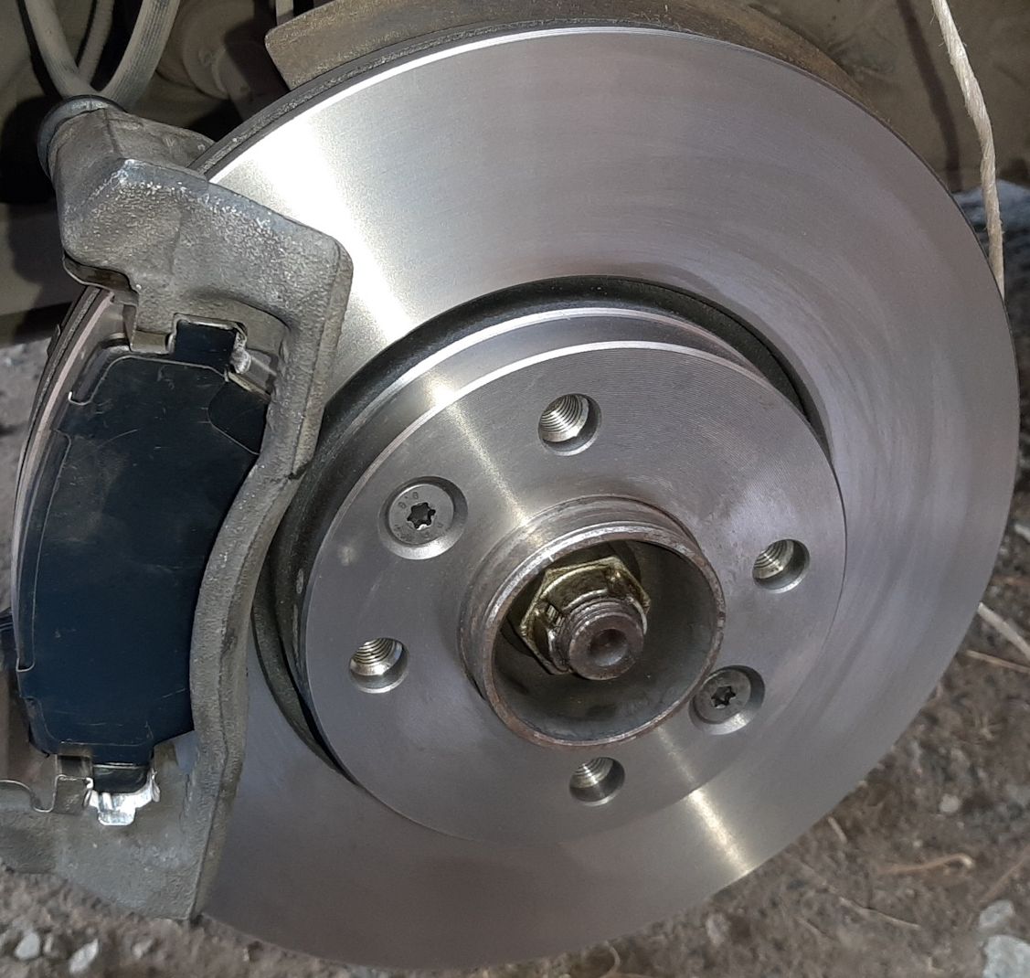 Тормозной диск Bosch передний для Renault Logan II 2007-2016. Артикул 0 986 479 103