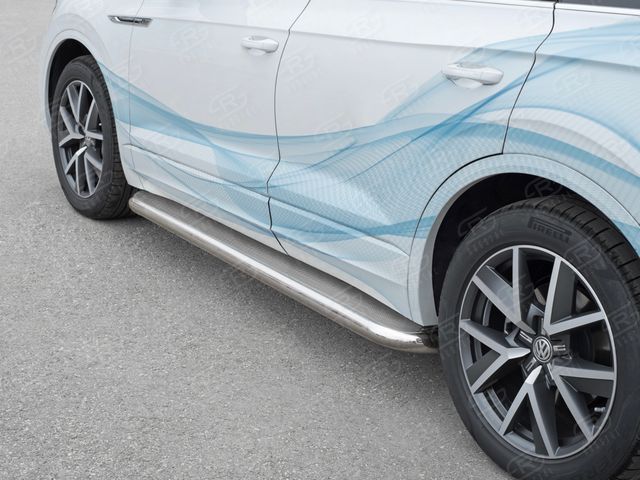 Защита порогов RusStal труба d63 с листом (Лист нерж, проф. нерж) (Вариант 3) для Volkswagen Touareg III 2018-2026. Артикул VWTL-0030663