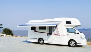 Маркиза автомобильная РИФ 3,5х2,5 м кассетная, привод механический, электромотор, корпус белый. Артикул RIF5533-3525M