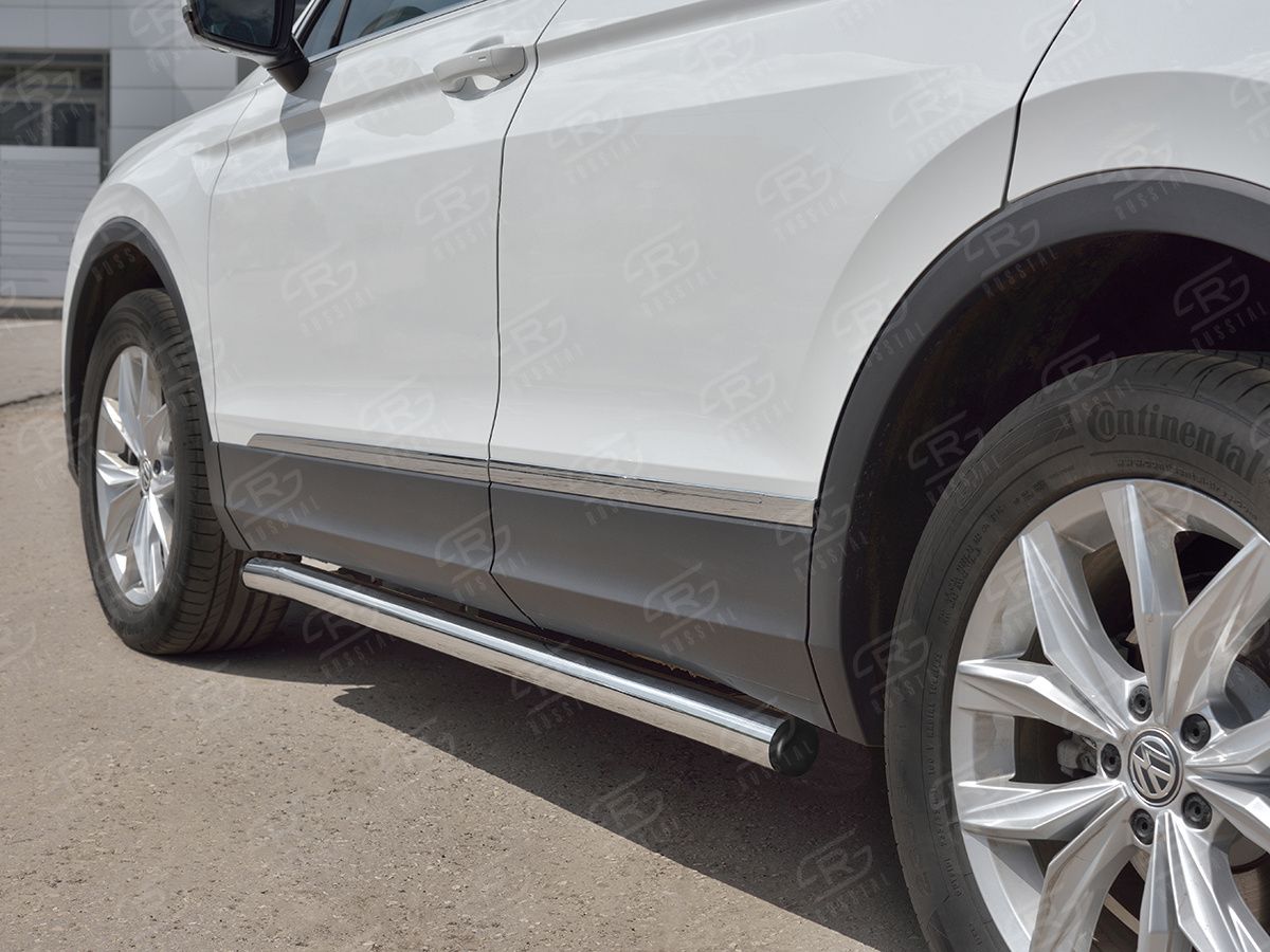 Защита порогов RusStal труба d63 секции (вариант 2) для Volkswagen Tiguan II рестайлинг 2020-2026 (кроме R-Line). Артикул VGT-0035792