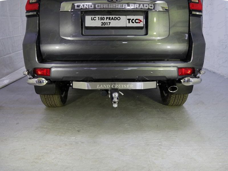 Фаркоп под американский квадрат ТСС для Toyota Land Cruiser Prado 2009-2023 с накладкой с надписью Land Cruiser. Артикул TCU00256