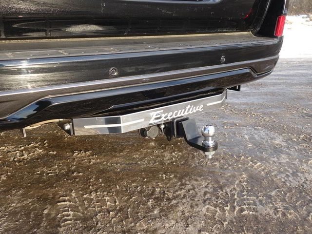 Фаркоп оцинкованный под американский квадрат ТСС для Toyota Land Cruiser 200 Executive/Executive Lounge 2016-2021 с накладкой с надписью Executive (нерж. шар). Артикул TCU00045N