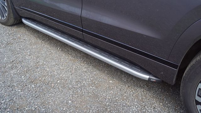 Пороги алюминиевые ТСС с пластиковой накладкой 1820 мм для Jaecoo J8 2.0L 4WD 2024-2026 Карбон серебро. Артикул JAECOOJ824-06SL