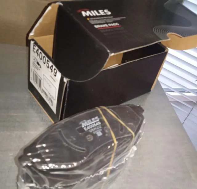 Тормозные колодки Miles (Low-Metallic). Артикул E400549