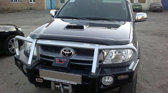 Дефлектор SIM для капота Toyota Hilux VII 2005-2011. Артикул STOHIL0512