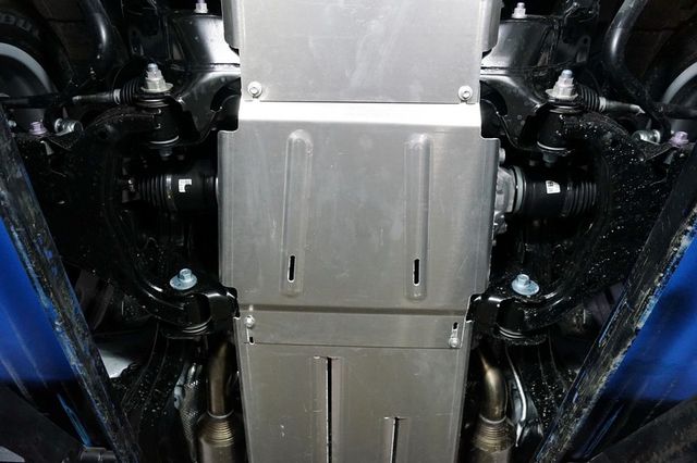 Защита алюминиевая ТСС (4 мм) для переднего редуктора Toyota Land Cruiser 300 2021-2026. Артикул ZKTCC00503