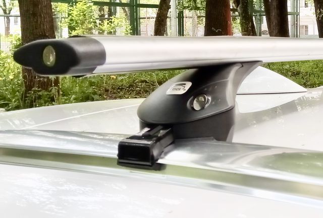 Багажник на интегрированные рейлинги Amos Boss для Dacia Lodgy 5-дв. MPV 2012-2023 (Aero-Alfa дуги с замком). Артикул boss-a1.2l