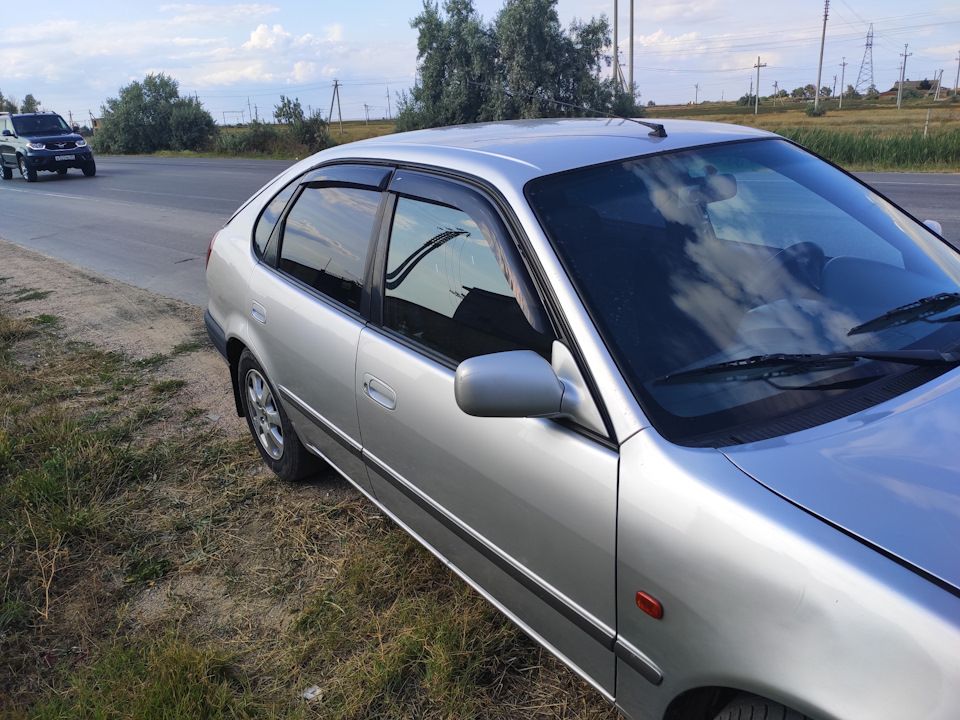 Дефлекторы Cobra Tuning для окон Toyota Corolla E110 хэтчбек 1997-2001. Артикул T23597