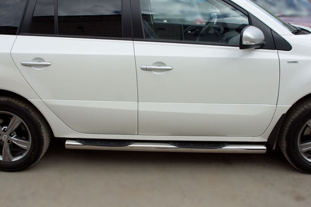 Защита порогов RusStal труба d76 с накладками (вариант 3) для Renault Koleos 2012-2026. Артикул RKT-0005863