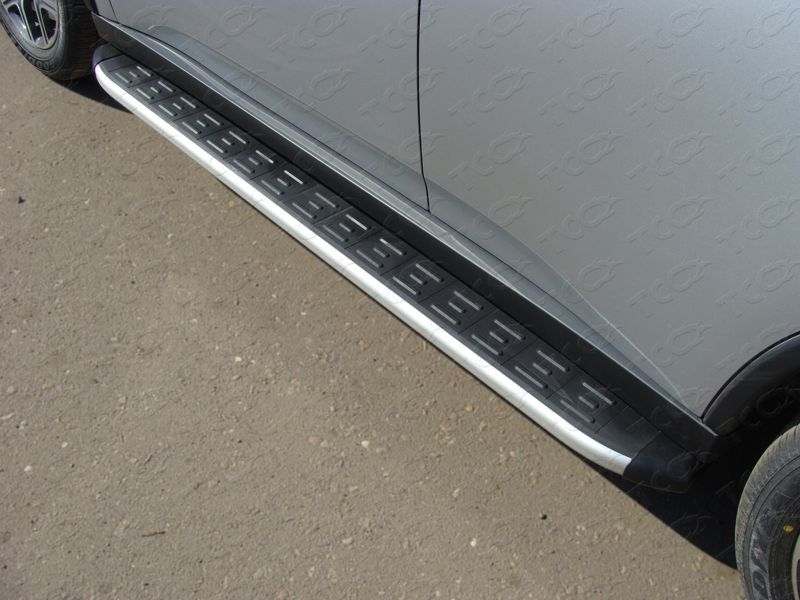 Пороги алюминиевые ТСС с пластиковой накладкой (1720 из 2-х мест) для Mitsubishi Outlander III рестайлинг 2014-2015. Артикул MITOUT14-13AL