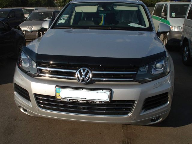 Дефлектор SIM для капота Volkswagen Touareg II 2010-2018. Артикул SVOTOU1012