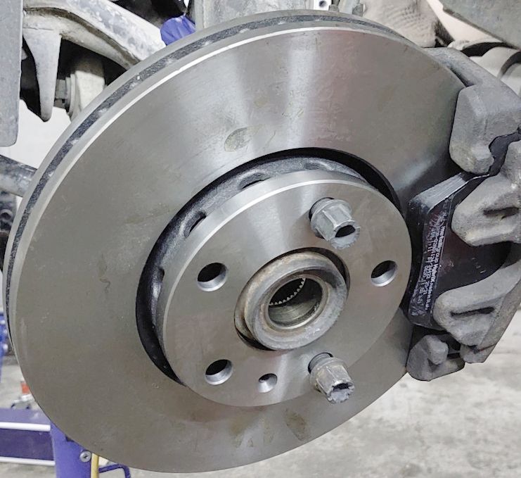 Тормозной диск Bosch передний для Audi A4 II (B6) 2000-2004. Артикул 0 986 479 R82