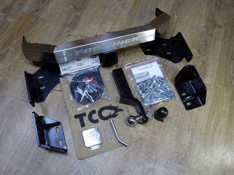 Фаркоп под американский квадрат ТСС для Toyota Fortuner TRD 2017-2026 с накладкой с надписью Fortuner. Артикул TCU00242